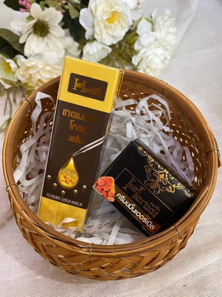 Bộ serum nghệ và kem nghệ dưỡng đêm Herbal Plus bao bì đen họa tiết vàng