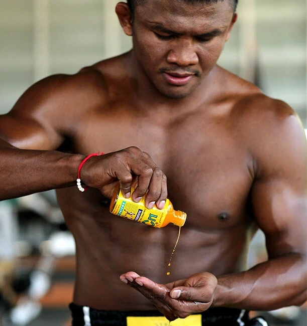 Vo si Muay Thai khoi dong voi dau xoa bop Namman Muay